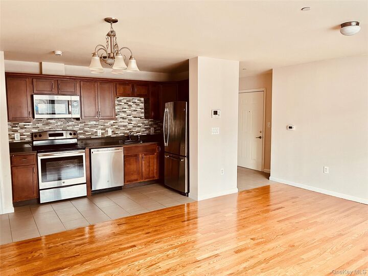 Property Photo:  160 Chatterton Avenue 1A  NY 10606 