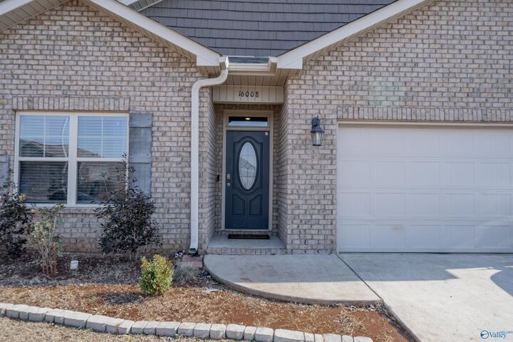 Property Photo: 16008 Glenncrest Lane AL 35749