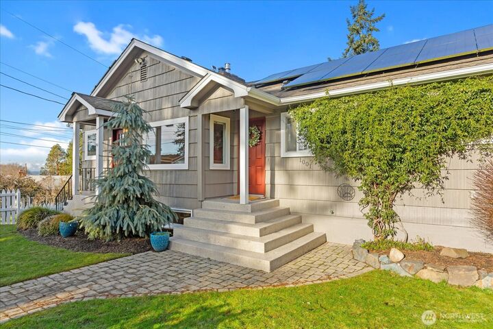 Property Photo: 1001 Maple Street WA 98020