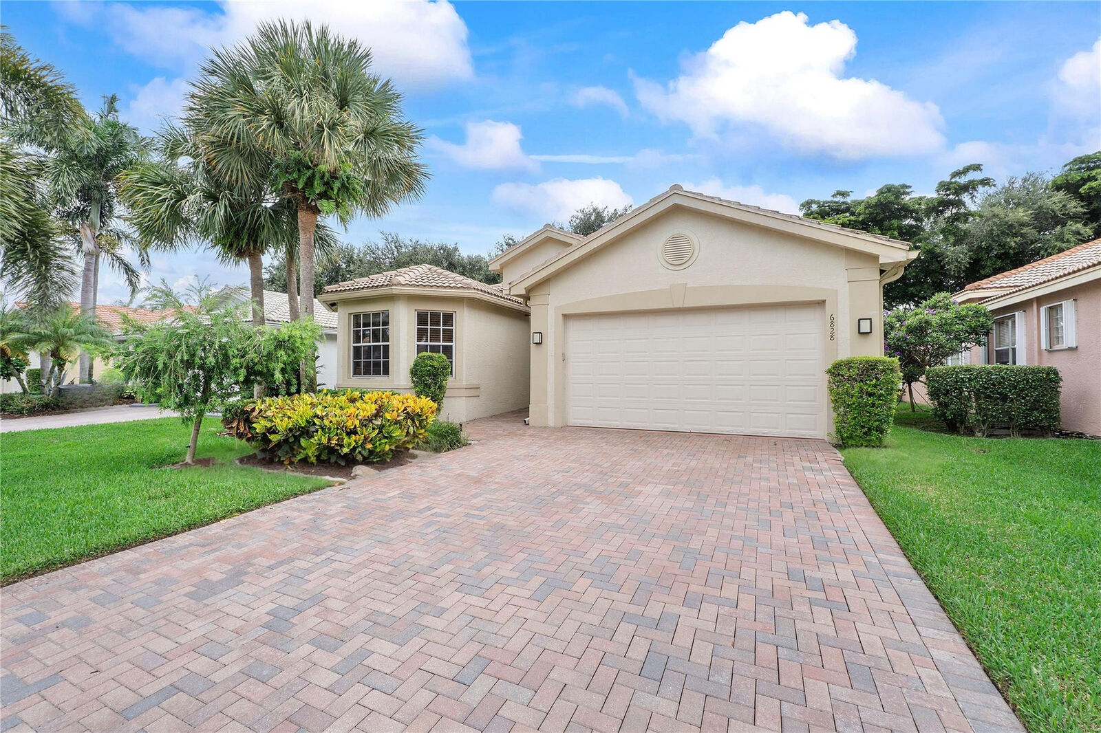 Property Photo:  6828 Belmont Shore Drive  FL 33446 
