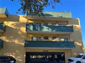 Property Photo:  1975 NE 135th Street 3R  FL 33181 