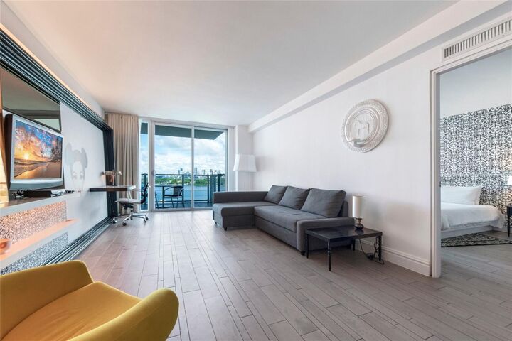 Property Photo:  1100 West Avenue 1010  FL 33139 