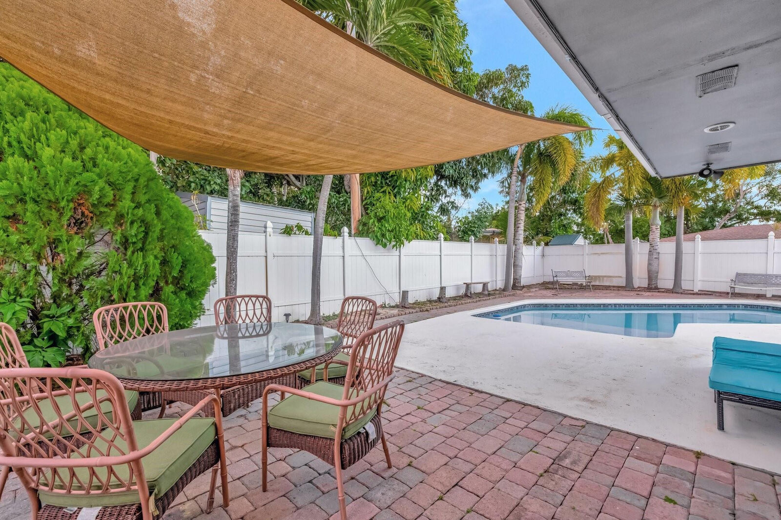 Property Photo: 1506 SW 3rd Avenue FL 33060
