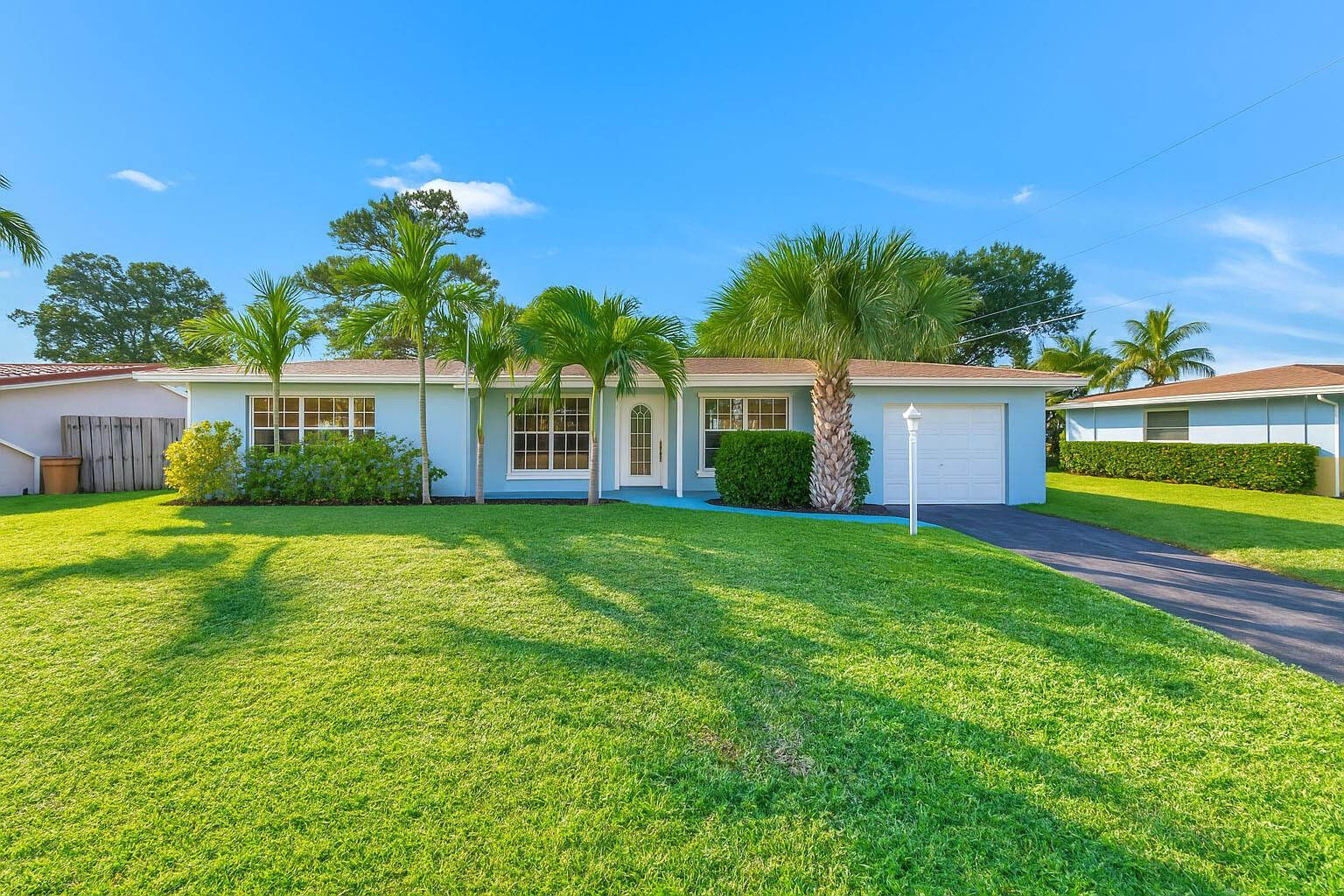 Property Photo: 827 SE 10th Terrace FL 33441