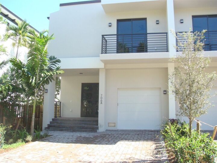 Property Photo:  706 SW 9 Te B  FL 33315 