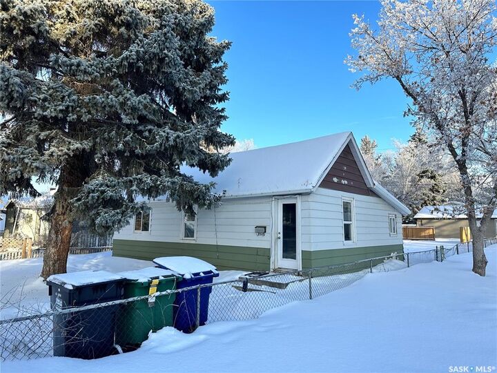 Property Photo: 1502 F Avenue N SK S7L 1X9