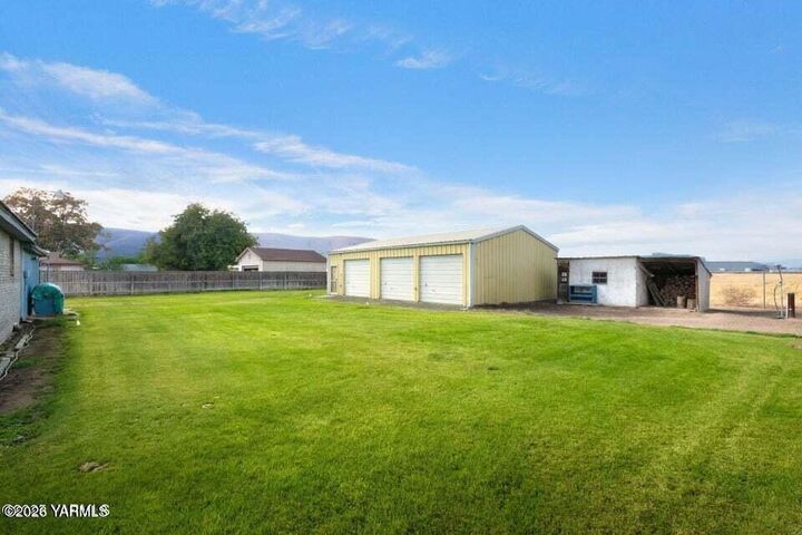 Property Photo: 2608 S 16th Ave WA 98903