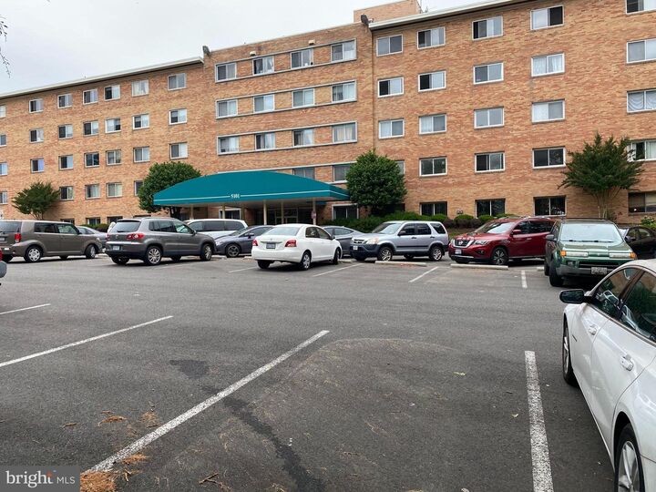 Property Photo: 5101 8th Road S 102 VA 22204