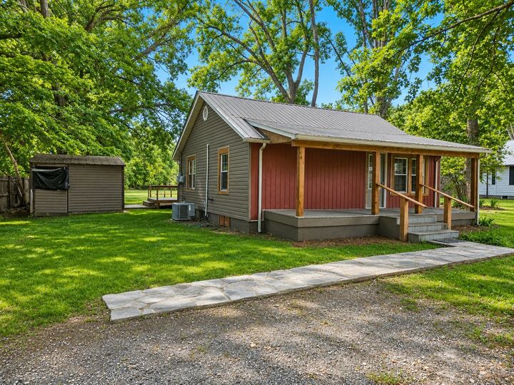 Property Photo: 502 E Monroe St TN 37388