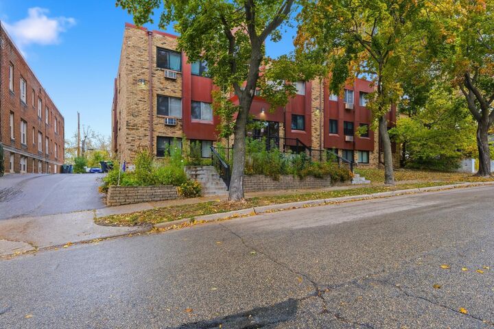 Property Photo:  520 Ridgewood Avenue 107  MN 55403 