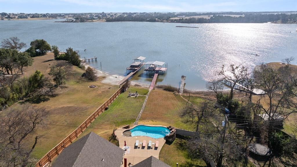 Property Photo:  155 Lakeshore Drive  TX 75165 