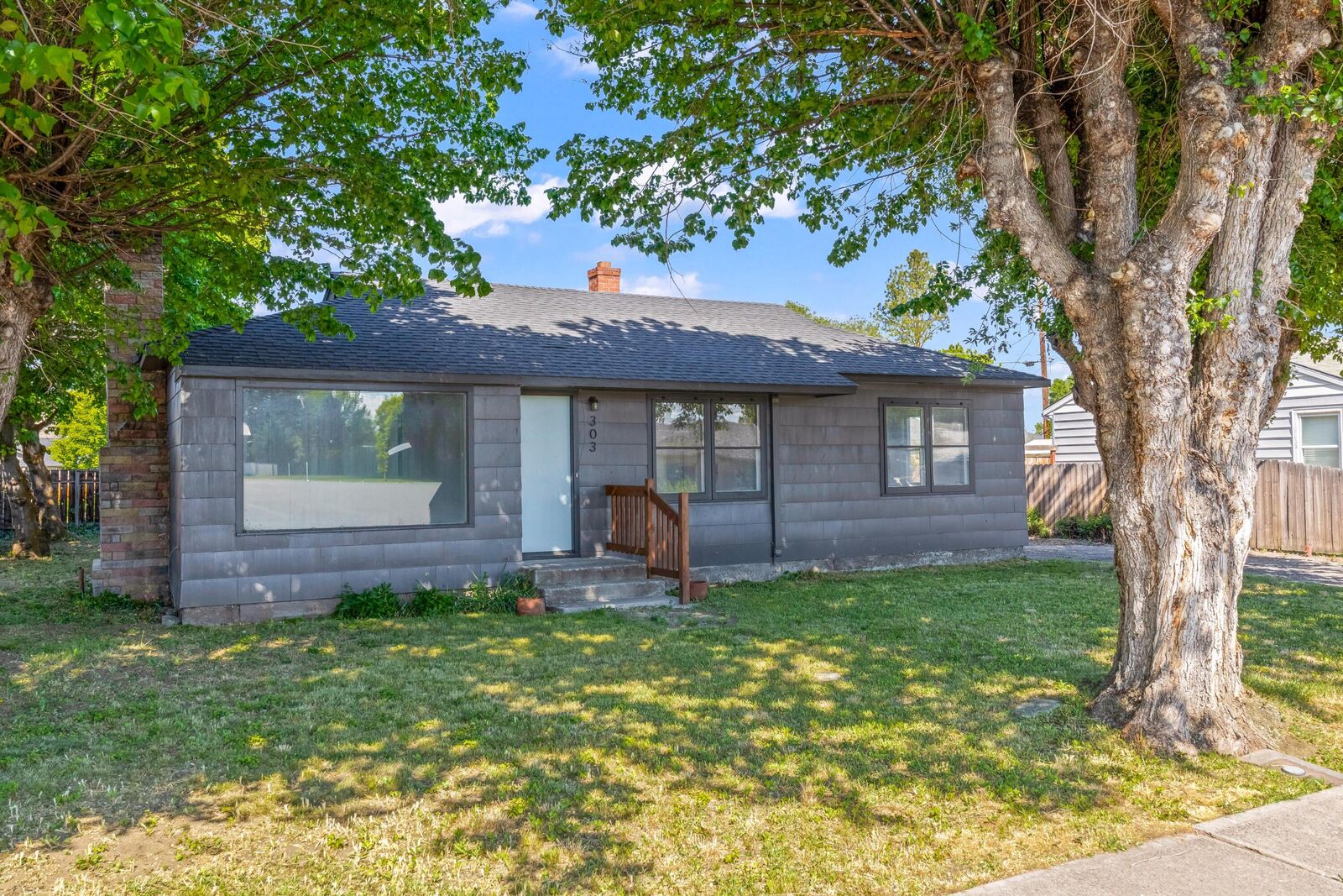 Property Photo:  303 SW Deer Street  OR 97754 