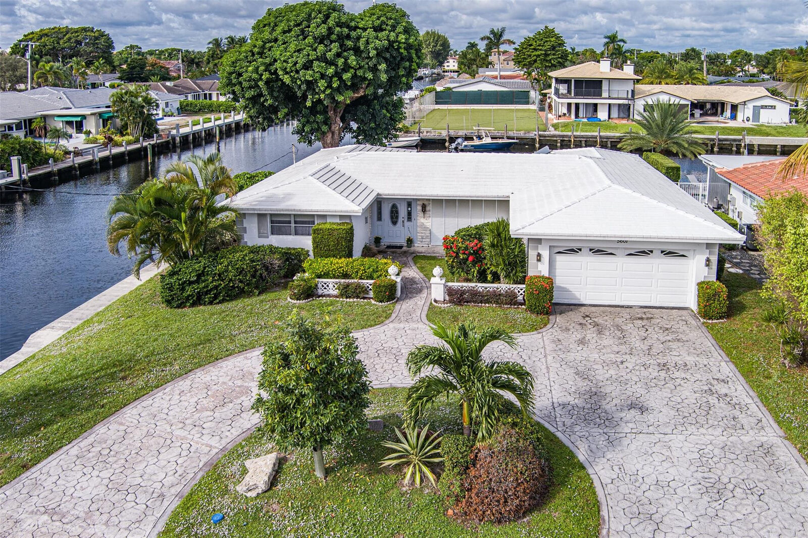 Property Photo: 5601 Bayview Drive FL 33308