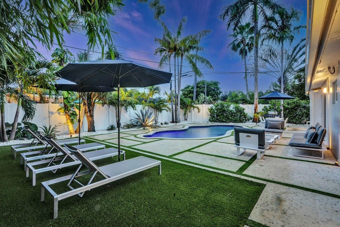 Property Photo:  700 NE 20th Drive  FL 33305 