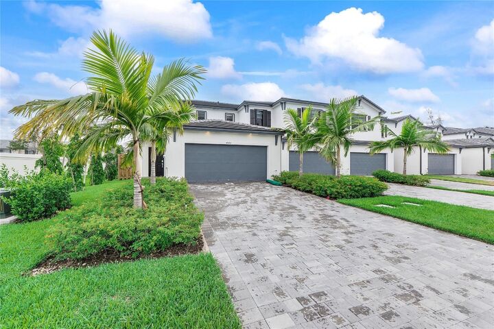 Property Photo:  4973 Oakmont Drive  FL 33312 