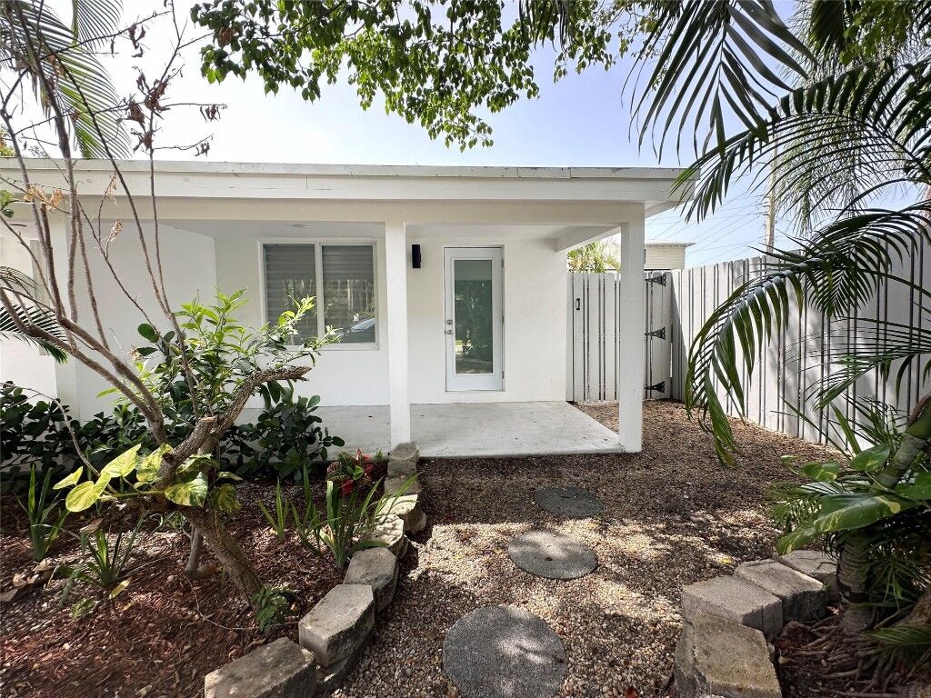 Property Photo:  2201-3 NE 9th Avenue 3  FL 33305 