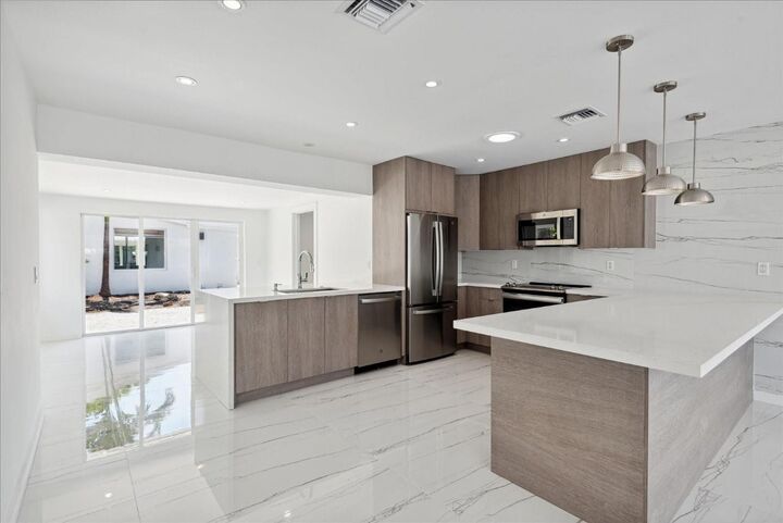 Property Photo: 2201-1 NE 9th Avenue 1 FL 33305