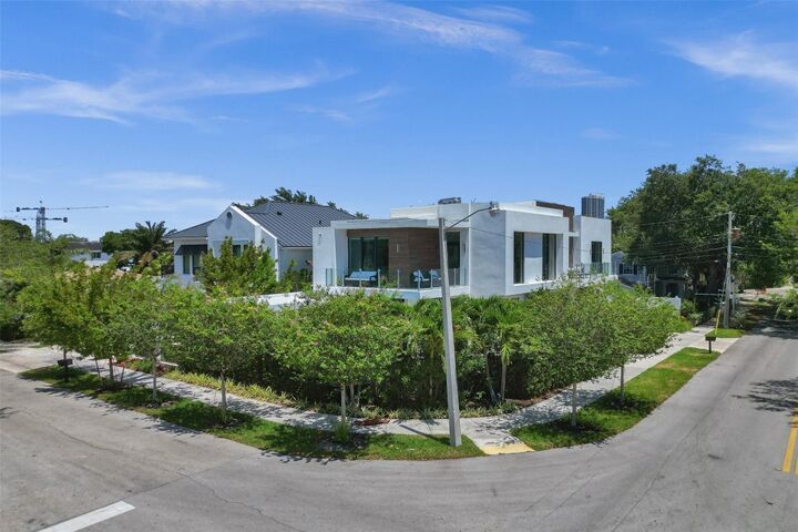 Property Photo:  1111 SE 9th Avenue  FL 33316 