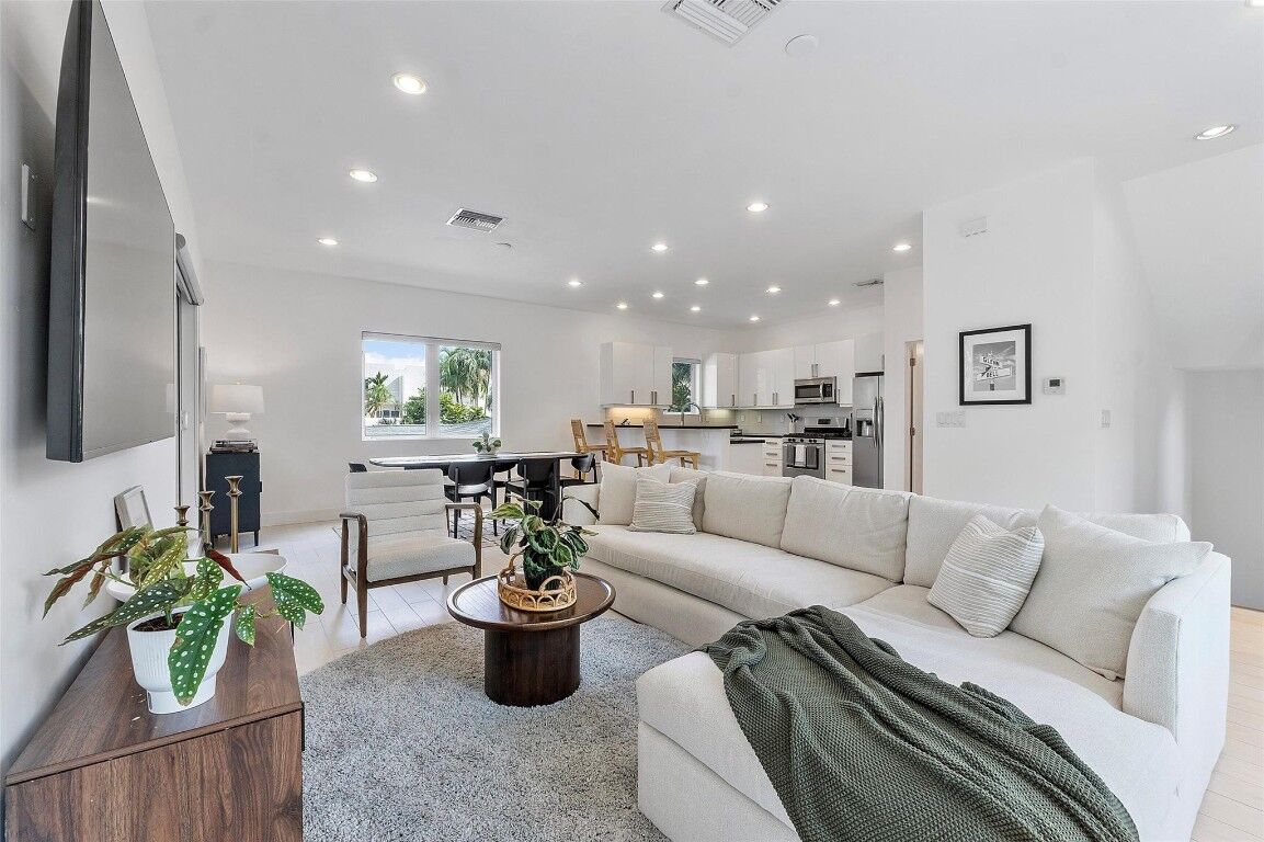 Property Photo:  600 NE 10th Avenue  FL 33304 