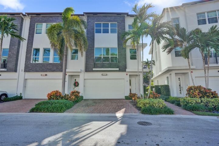 Property Photo: 2900 NE 12th Terrace 17 FL 33334