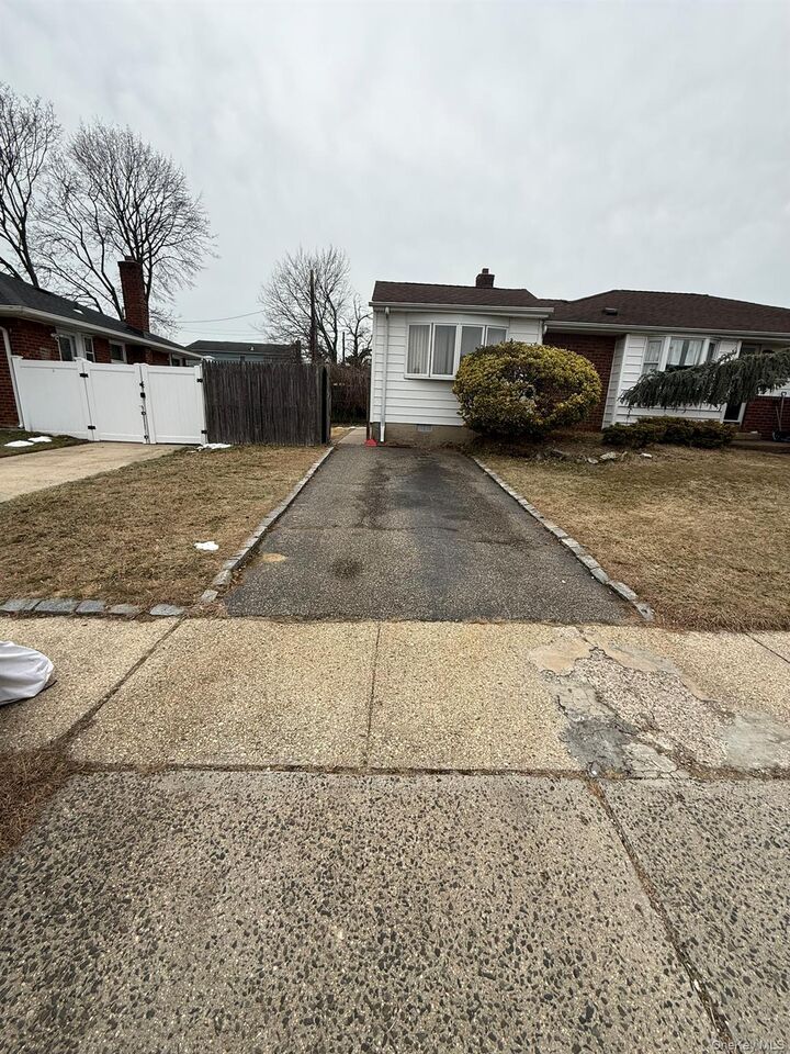 Property Photo:  346 Holmes Street  NY 11756 