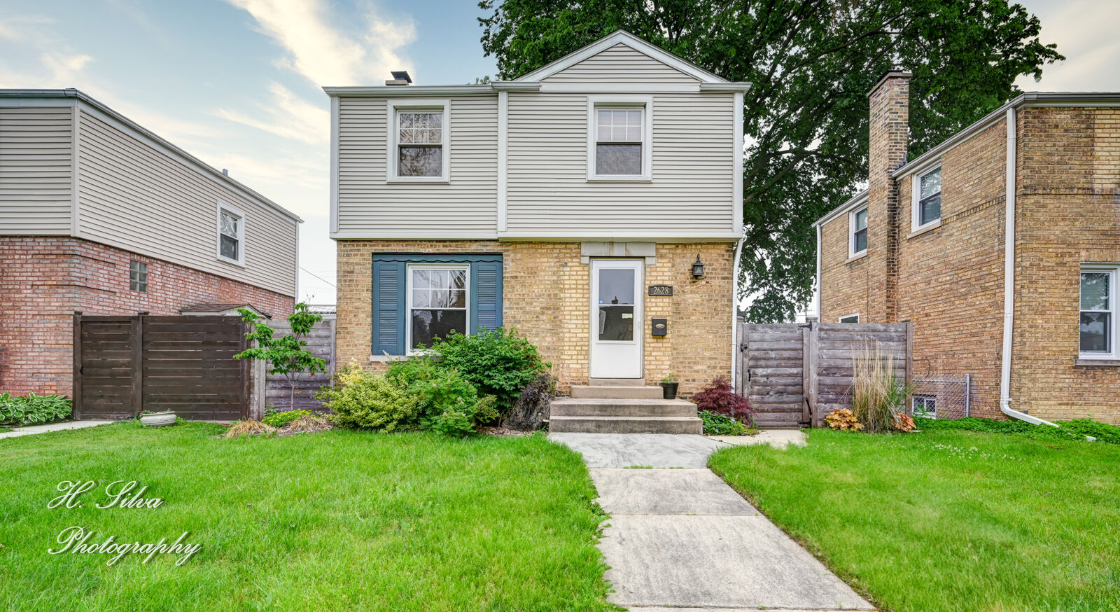 Property Photo: 2628 Willow Street IL 60131