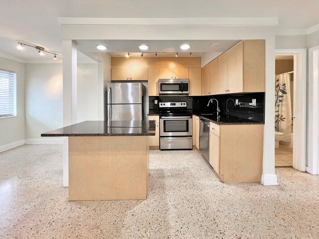 Property Photo:  1818 E Oakland Park Boulevard 84  FL 33306 