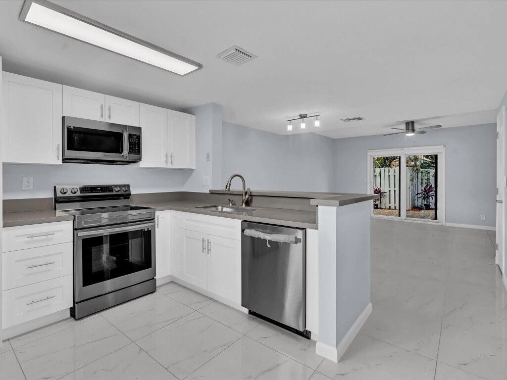 Property Photo:  2501 NE 15th Street  FL 33062 