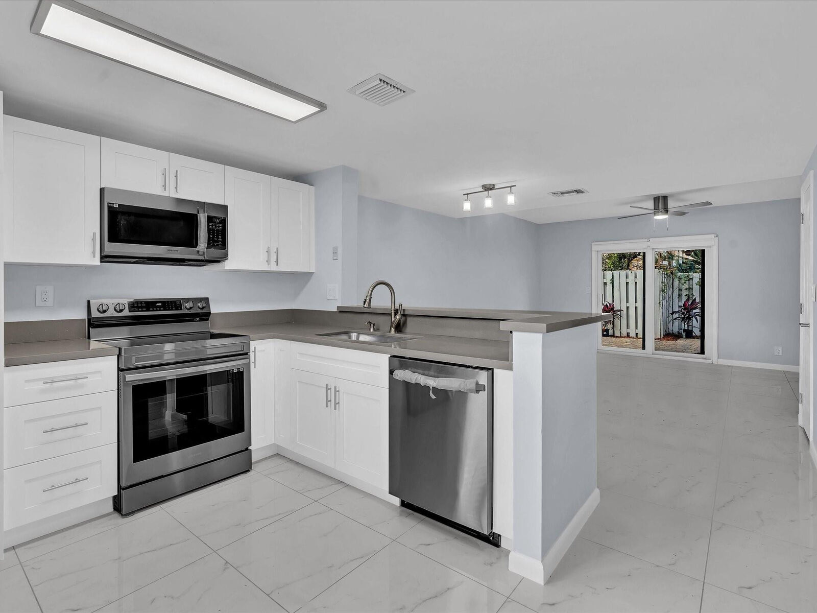 Property Photo:  2501 NE 15th Street  FL 33062 