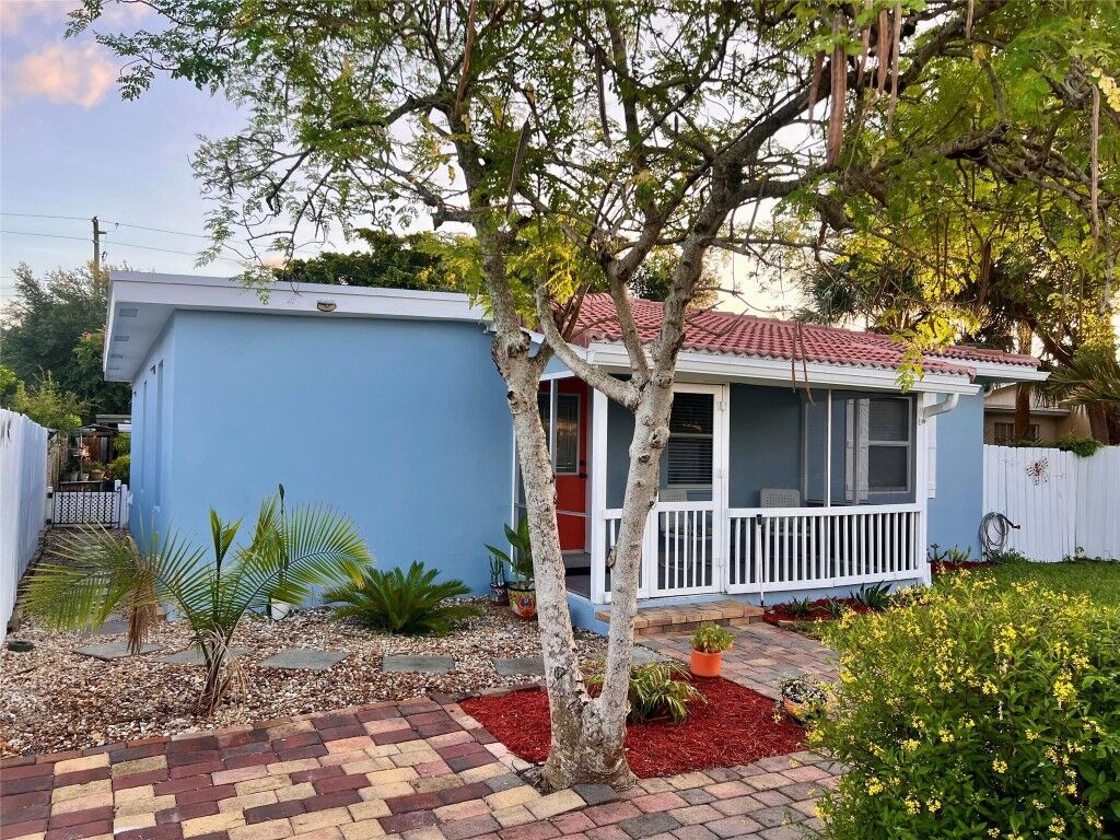 Property Photo: 229 SW 20th Street FL 33315