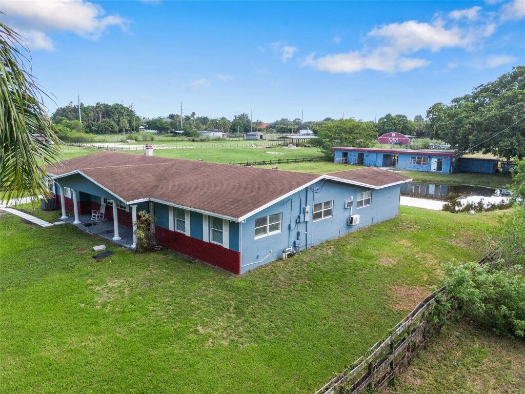 Property Photo:  1901 SW 112th Avenue  FL 33325 