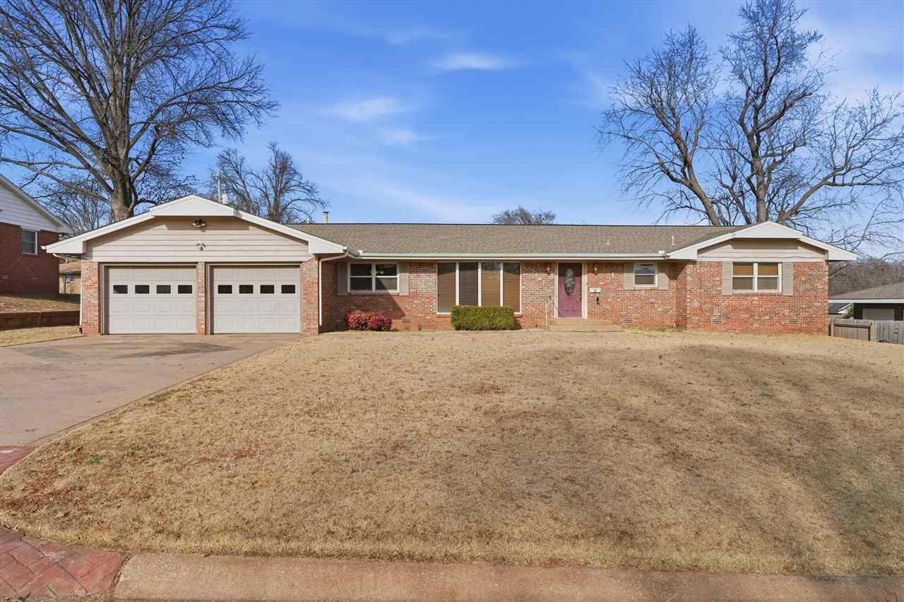 Property Photo: 1102 W Will Rogers Drive OK 74075