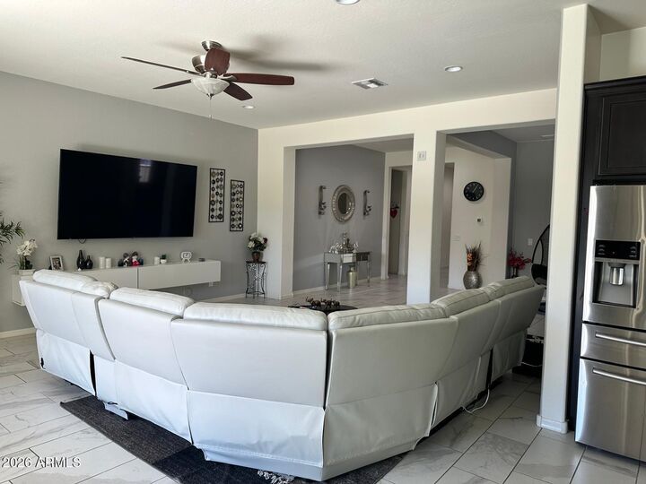 Property Photo: 1083 E Holland Park Drive AZ 85297