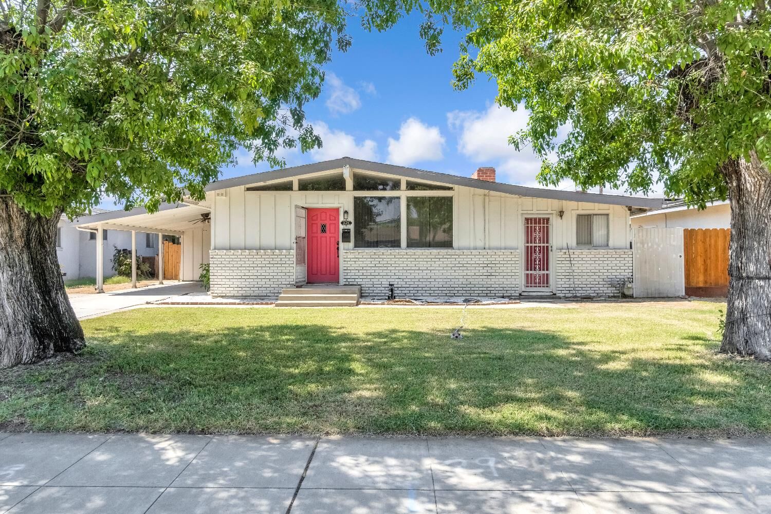 Property Photo:  835 I Street  CA 93648 