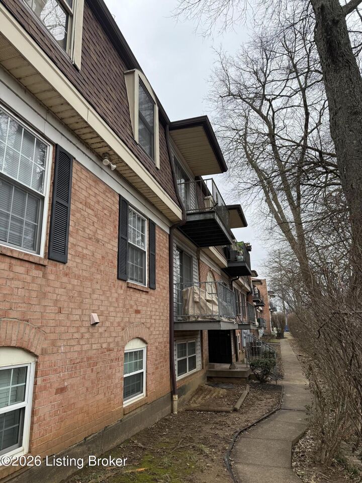 Property Photo:  303 Chanel Ct Ct Apt 7  KY 40218 