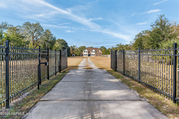 Property Photo: 13576 Dunn Creek Road FL 32218