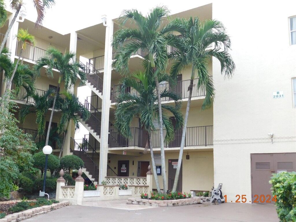 Property Photo:  2831 Somerset Drive 403  FL 33311 