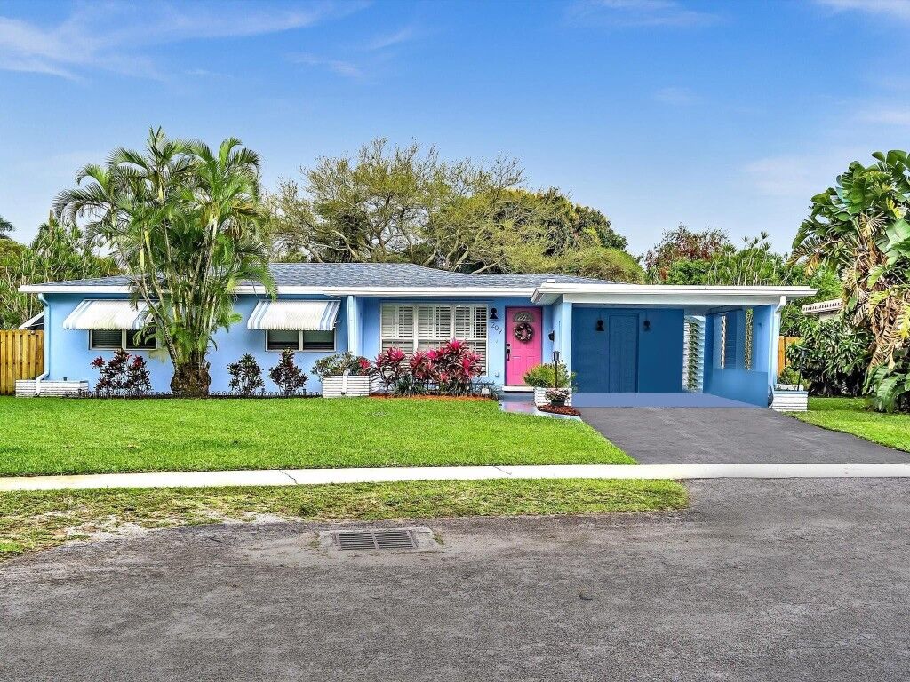 Property Photo:  209 N 31st Road  FL 33021 