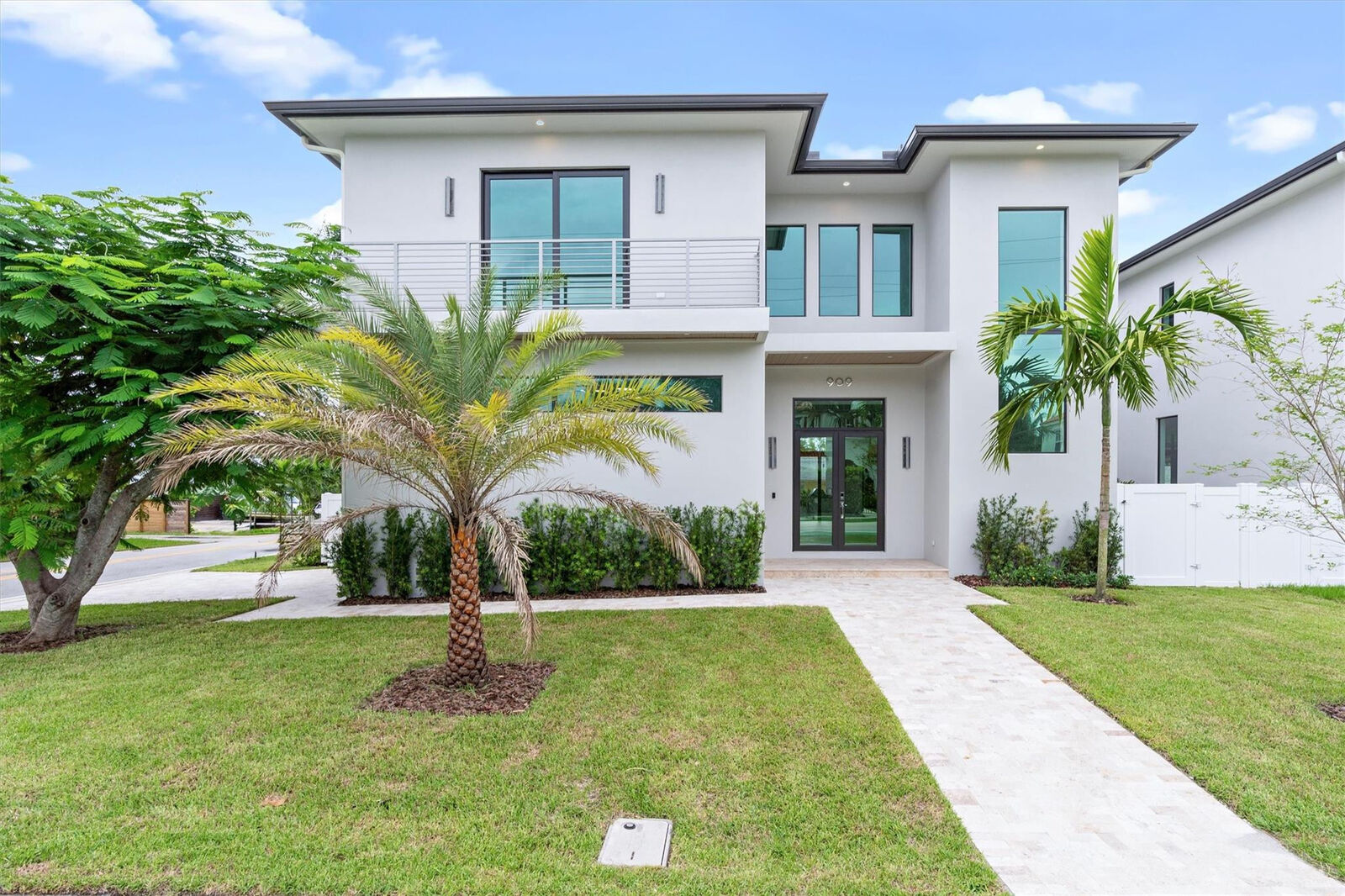 Property Photo:  909 NE 2nd Avenue  FL 33444 