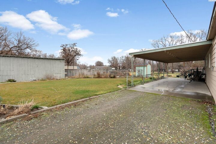 Property Photo:  302/304 6th  WA 99320 