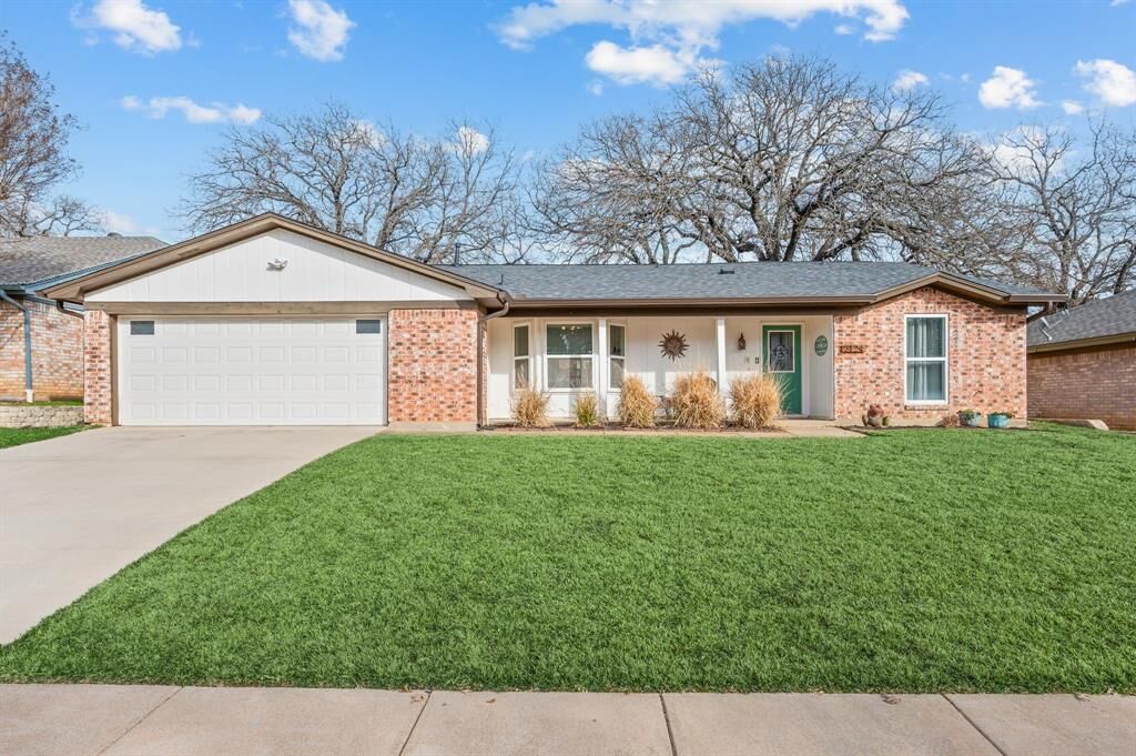 Property Photo:  3124 Spring Lake Drive  TX 76021 