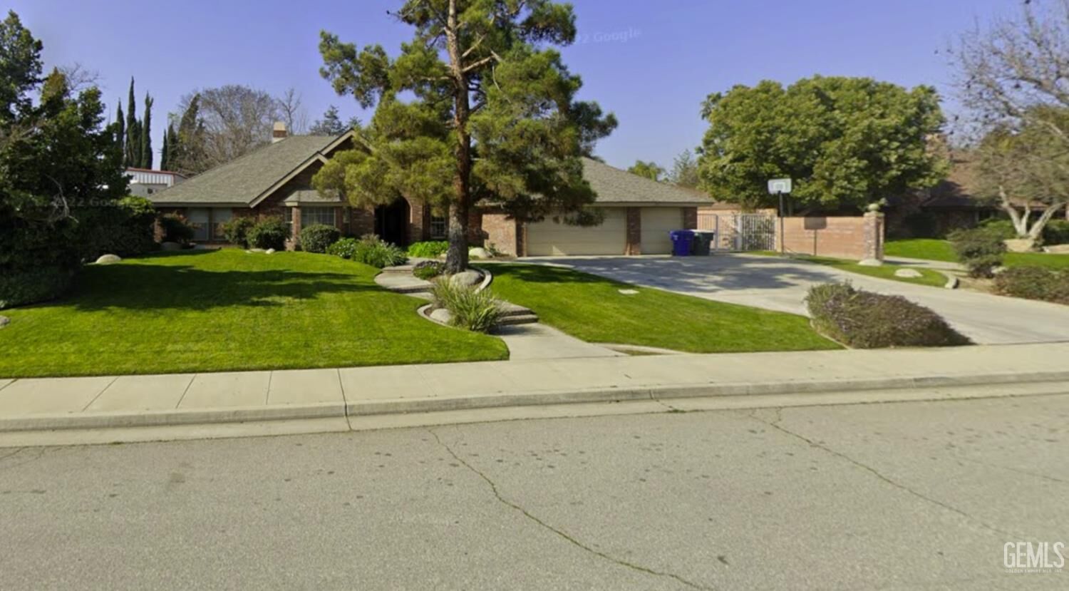 Property Photo:  1907 Morning Rose Drive  CA 93312 