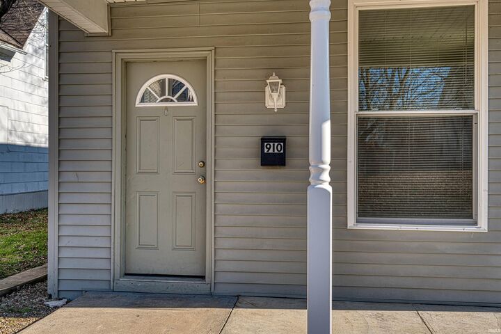 Property Photo:  910 N Mulberry Street  IN 47620 