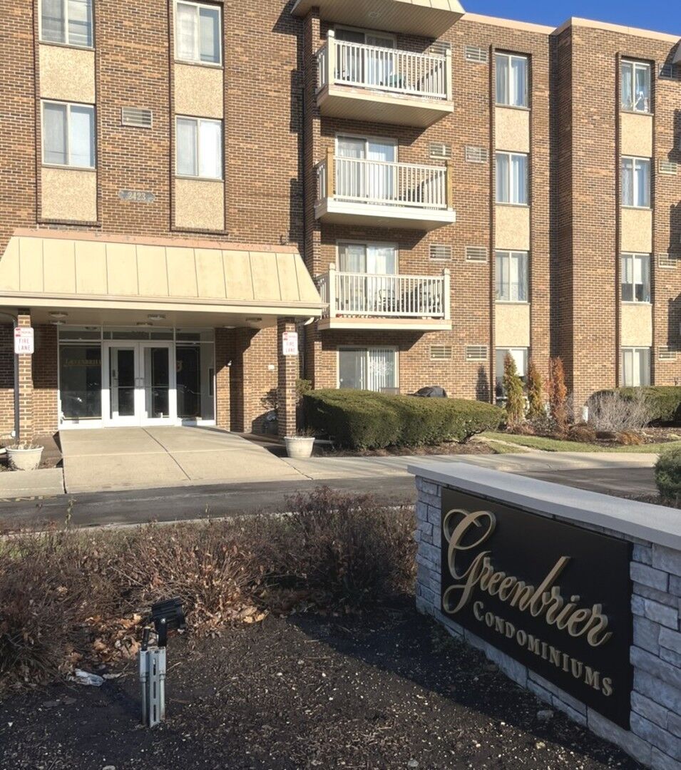 Property Photo:  2423 N Kennicott Drive 1C  IL 60004 