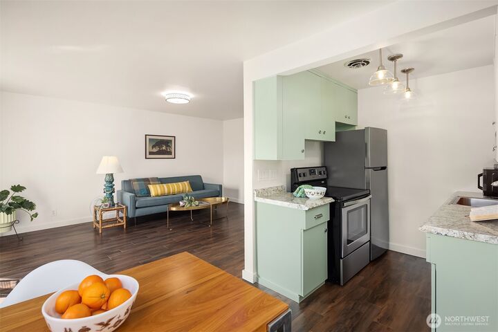 Property Photo:  8701  35th Avenue NE 9  WA 98115 