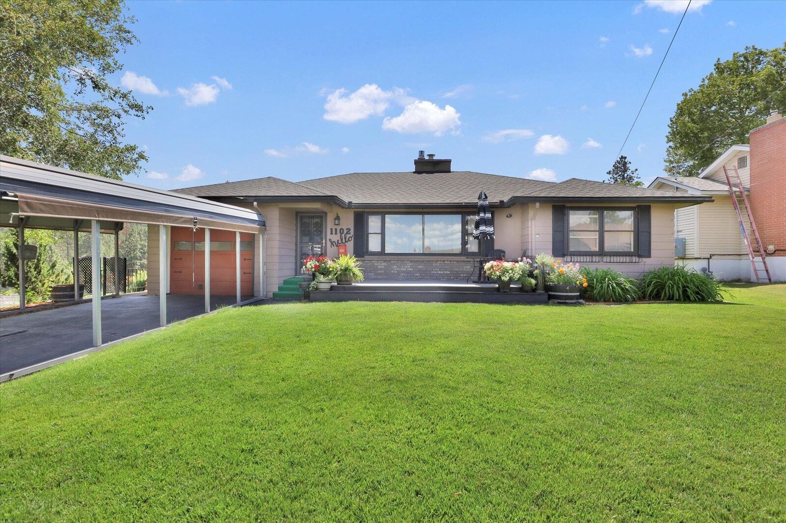 Property Photo:  1102 S Buena Vista Dr  WA 99224 