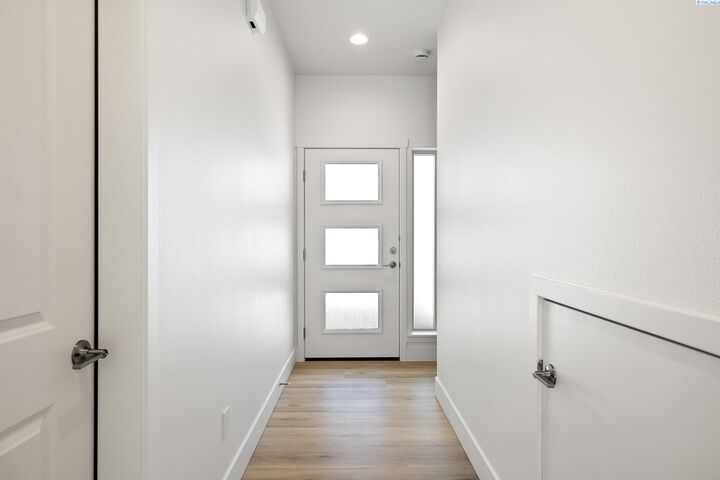 Property Photo:  1141 S Underwood Pl  WA 99337 