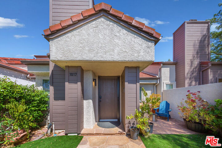 Property Photo:  1017 Via Colinas  CA 91362 