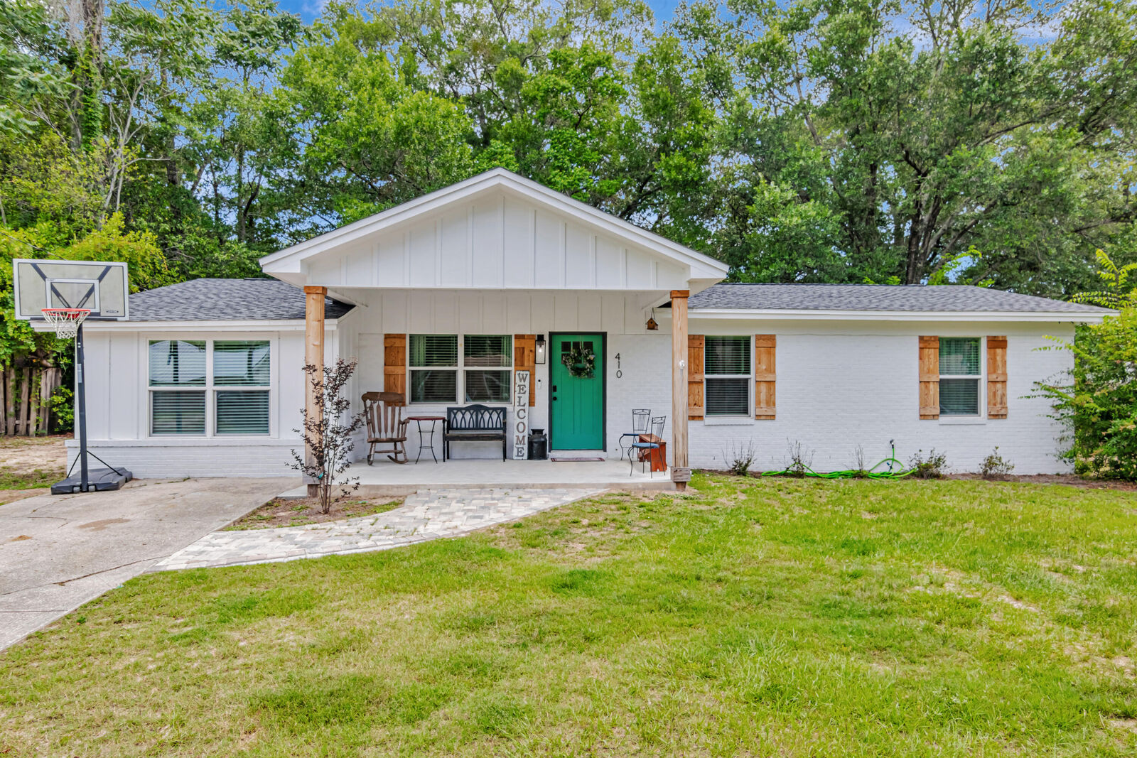 Property Photo: 410 James Avenue FL 32580