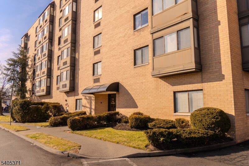 Property Photo:  5 Linden St 2H  NJ 07601 